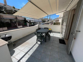 Monolocale climatizzato con patio panoramico a 500 m dal mare
